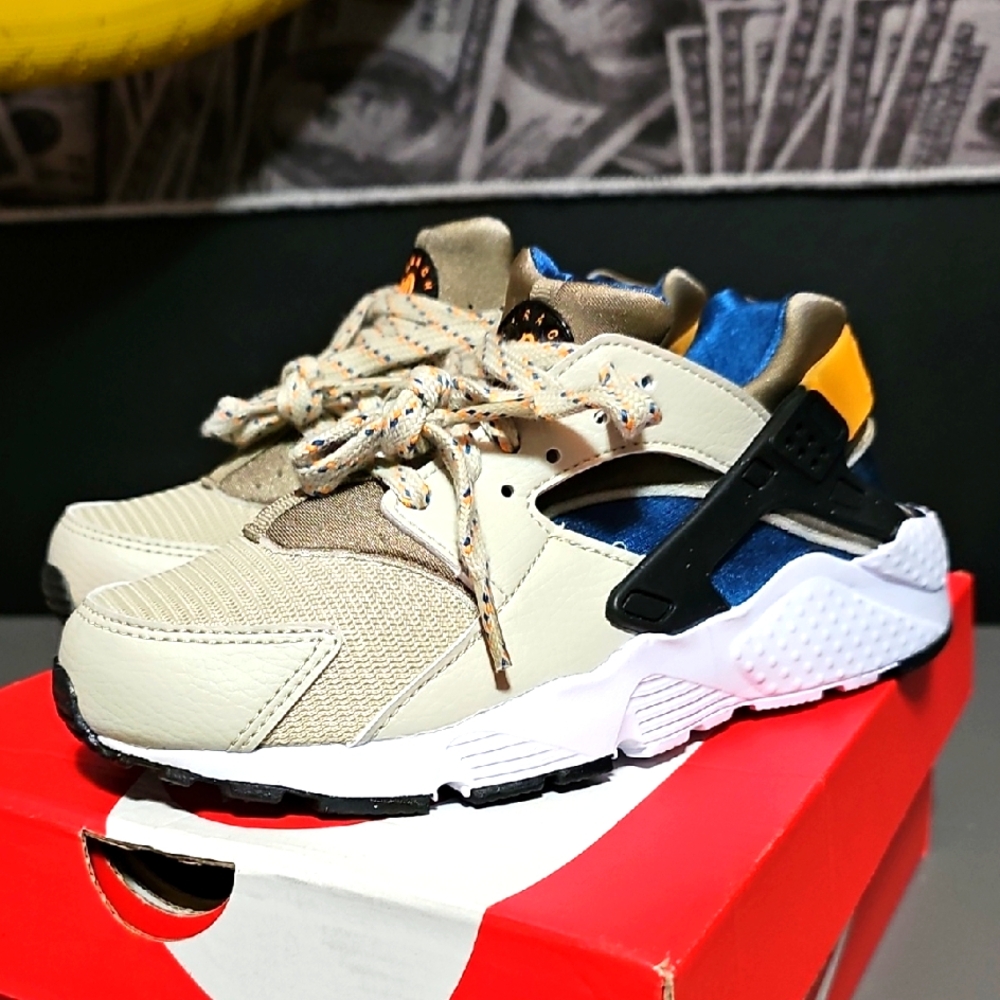 New Nike Huarache Run GS In Boyx Si#e 4Y w/ Original Box RARE COLORWAY